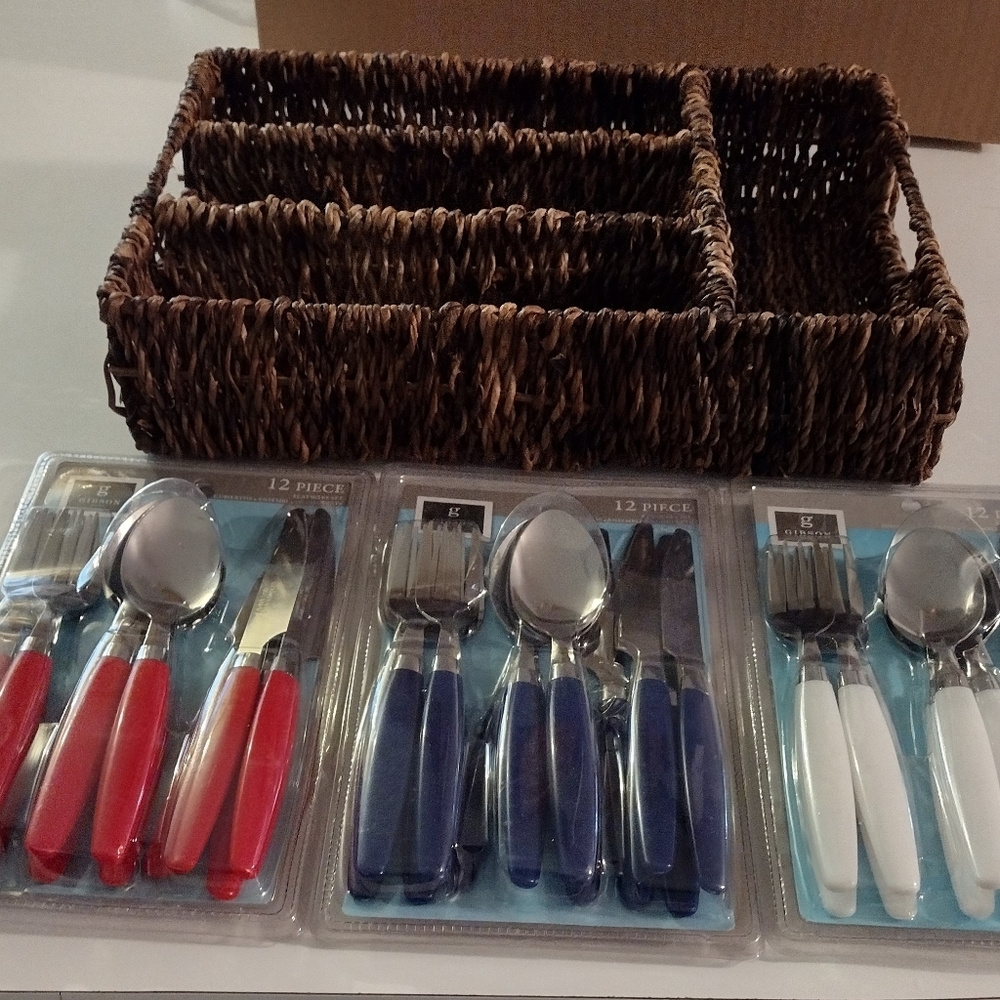 Oneida 36 piece Silverware set with Rattan holder